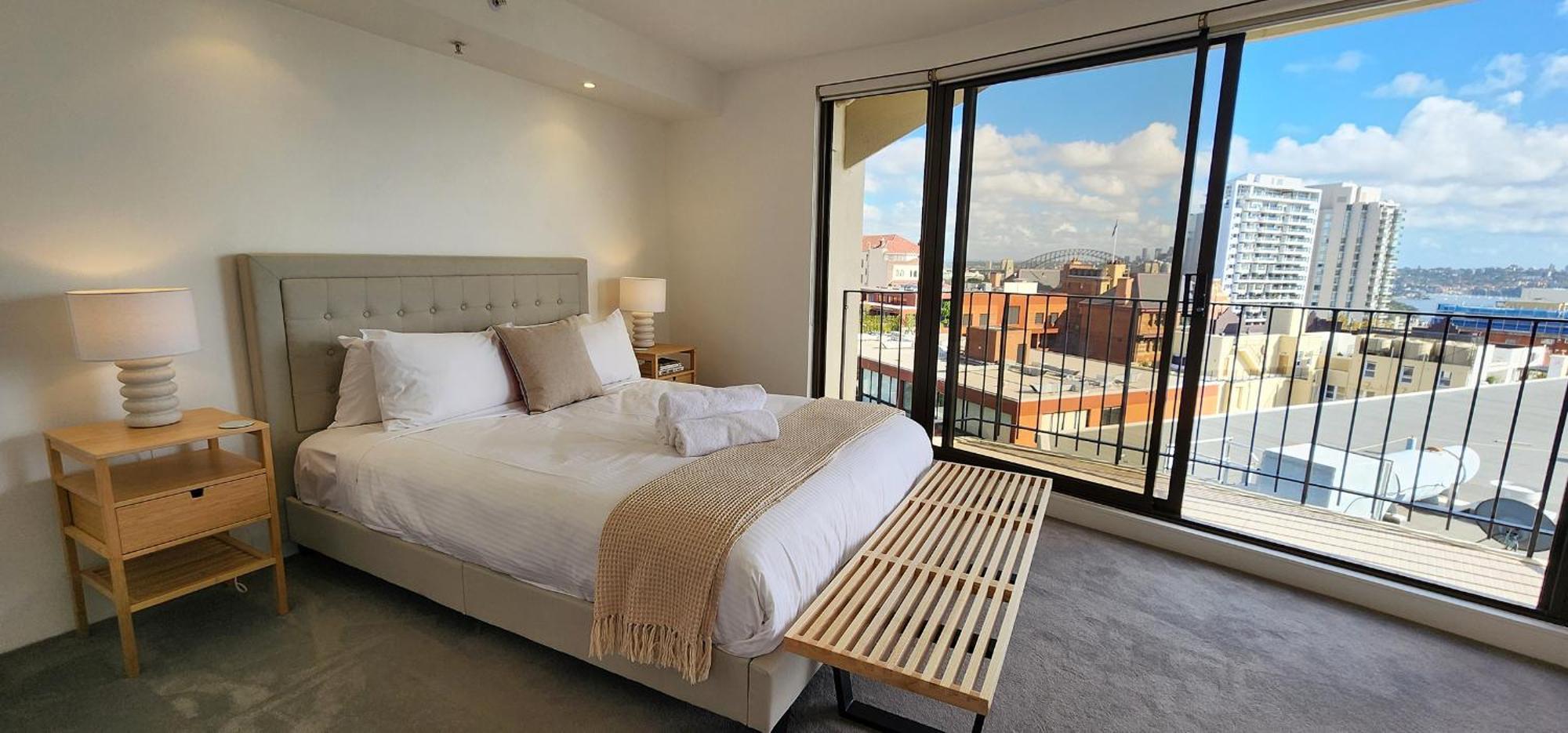 Iconic 'gazebo' Building With Harbour Views Apartment *